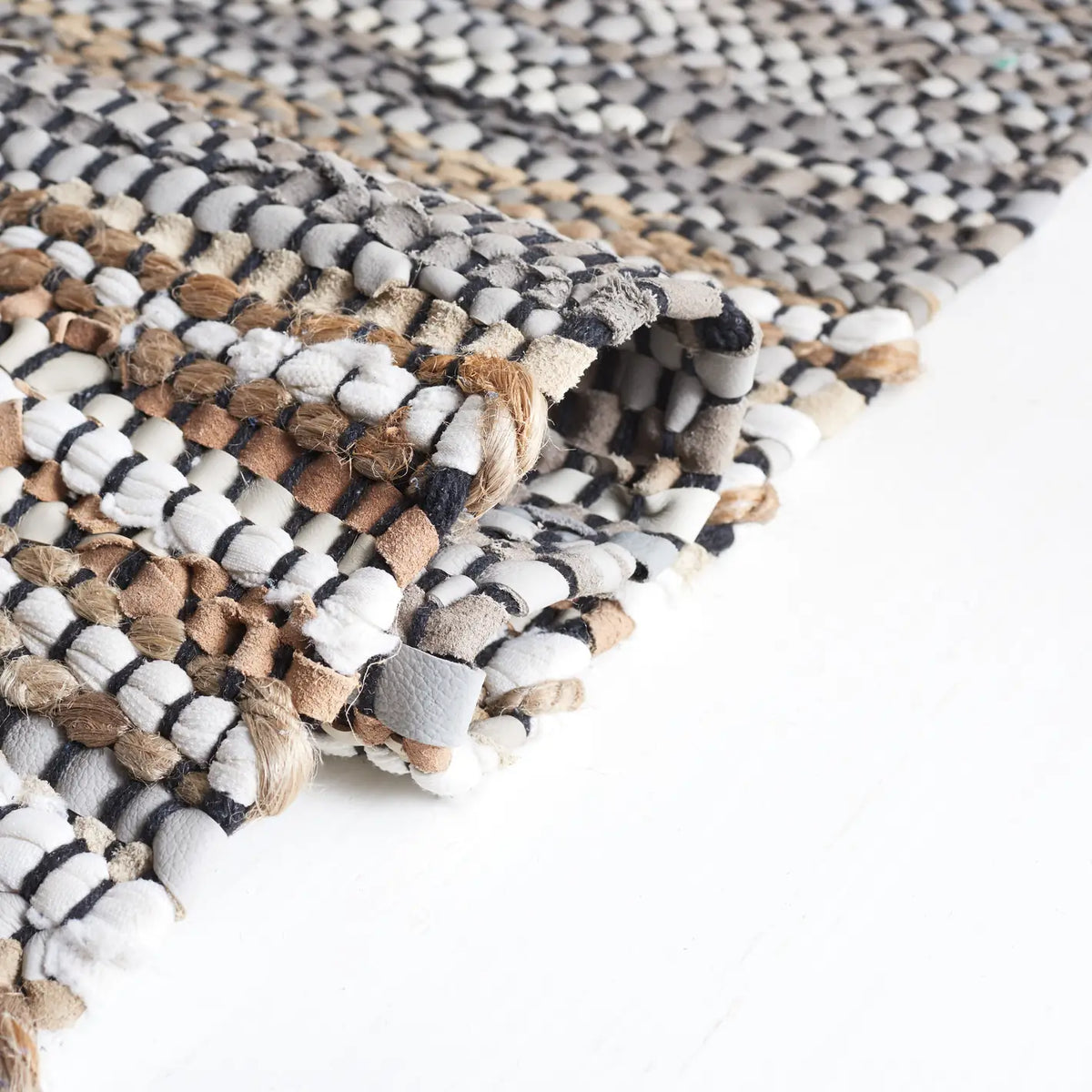 Safavieh Vintage Leather 4'-0" x 6'-0" Rug in Grey / Natural