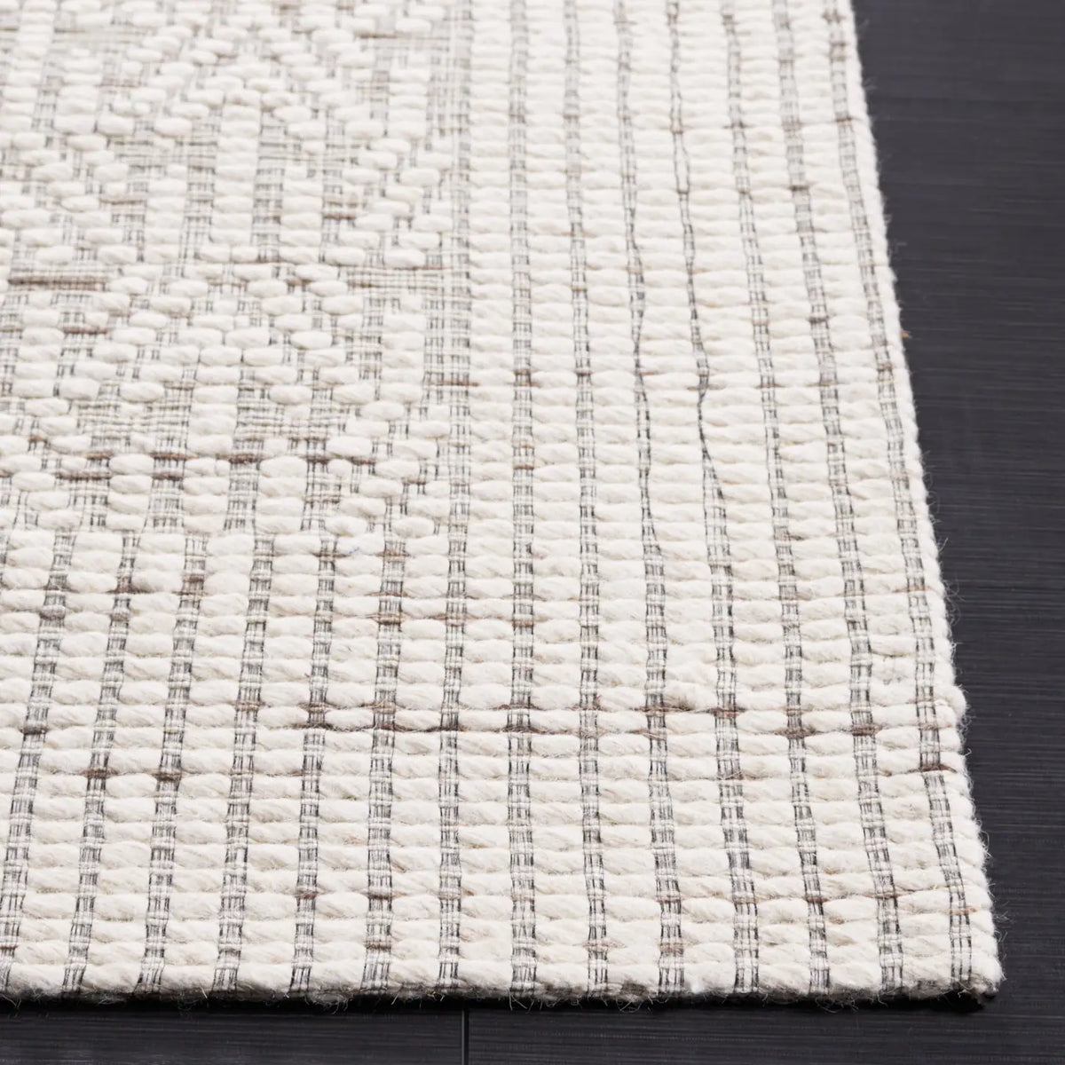 Safavieh Marbella 4'-0" x 6'-0" Rug in Ivory / Beige