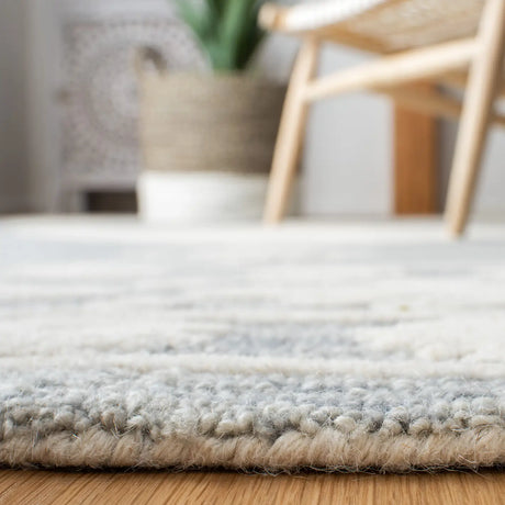 Safavieh Aspen 4'-0" x 6'-0" Rug in Light Grey / Ivory