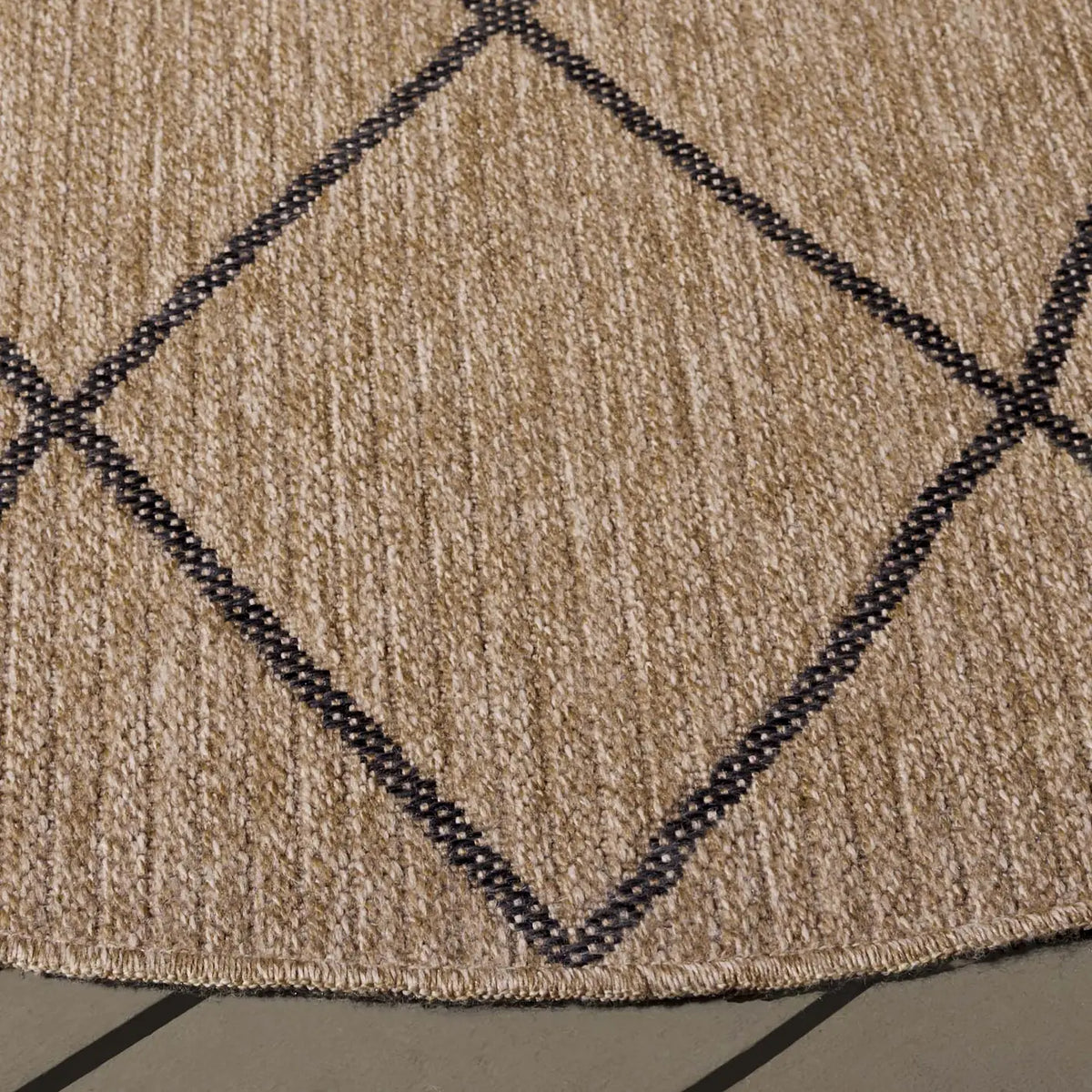 Safavieh Retreat 6'-7" x 6'-7" Rug in Natural / Black
