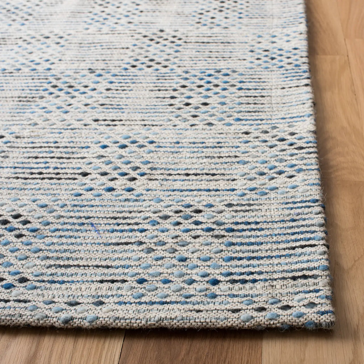 Safavieh Marbella 4'-0" x 6'-0" Rug in Navy / Beige