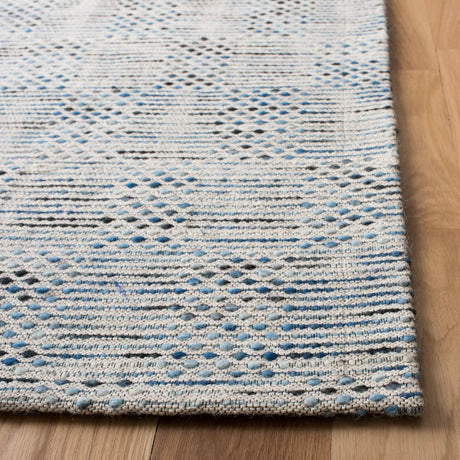 Safavieh Marbella 4'-0" x 6'-0" Rug in Navy / Beige
