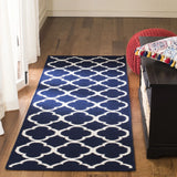 Safavieh Dhurries 2'-6" x 7'-0" Rug in Navy / Ivory