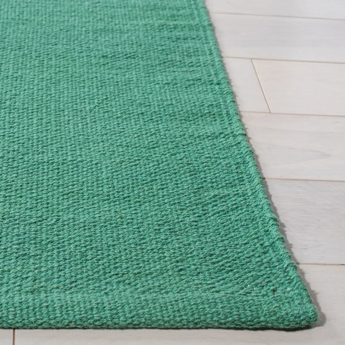 Safavieh Montauk 4'-0" x 6'-0" Rug in Dark Green / Ivory