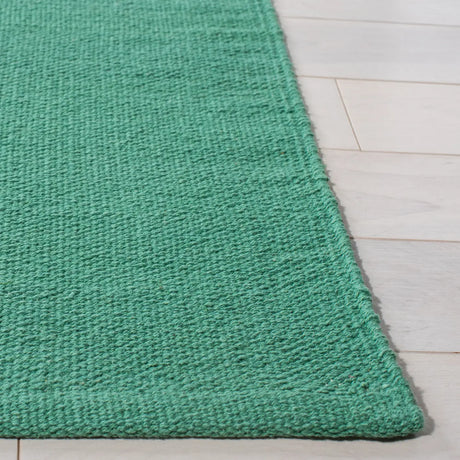 Safavieh Montauk 4'-0" x 6'-0" Rug in Dark Green / Ivory