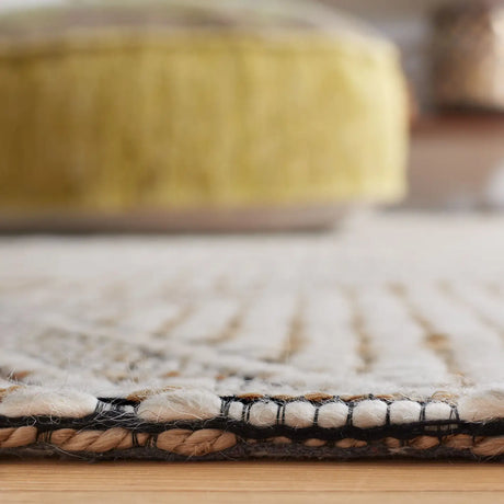 Safavieh Marbella 4'-0" x 6'-0" Rug in Natural / Ivory