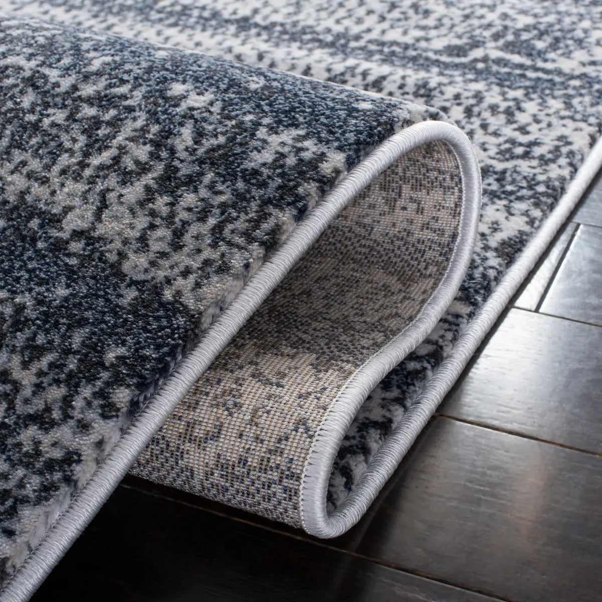 Safavieh Carnegie 4'-0" x 6'-0" Rug in Grey / Navy