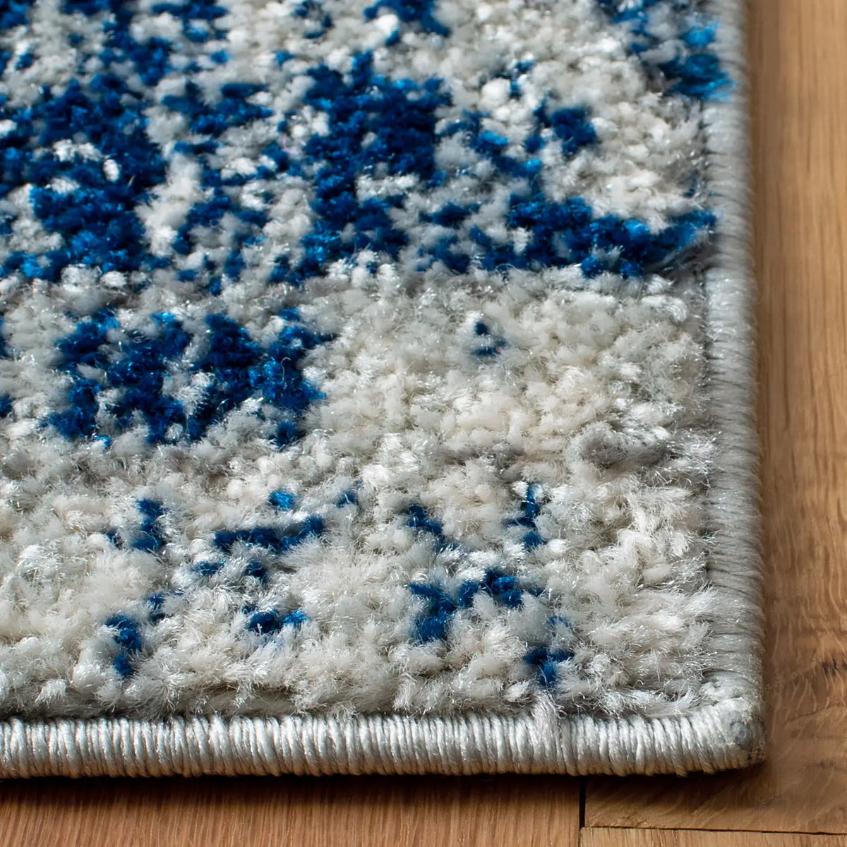 Safavieh Madison 700 4'-0" x 6'-0" Rug in Silver / Navy