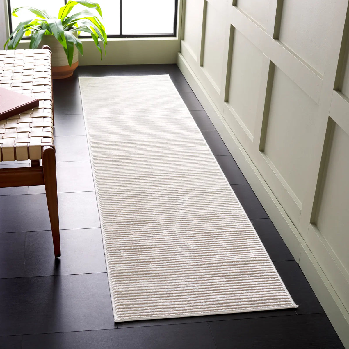 Safavieh Saylor 100 2'-0" x 8'-0" Rug in Ivory
