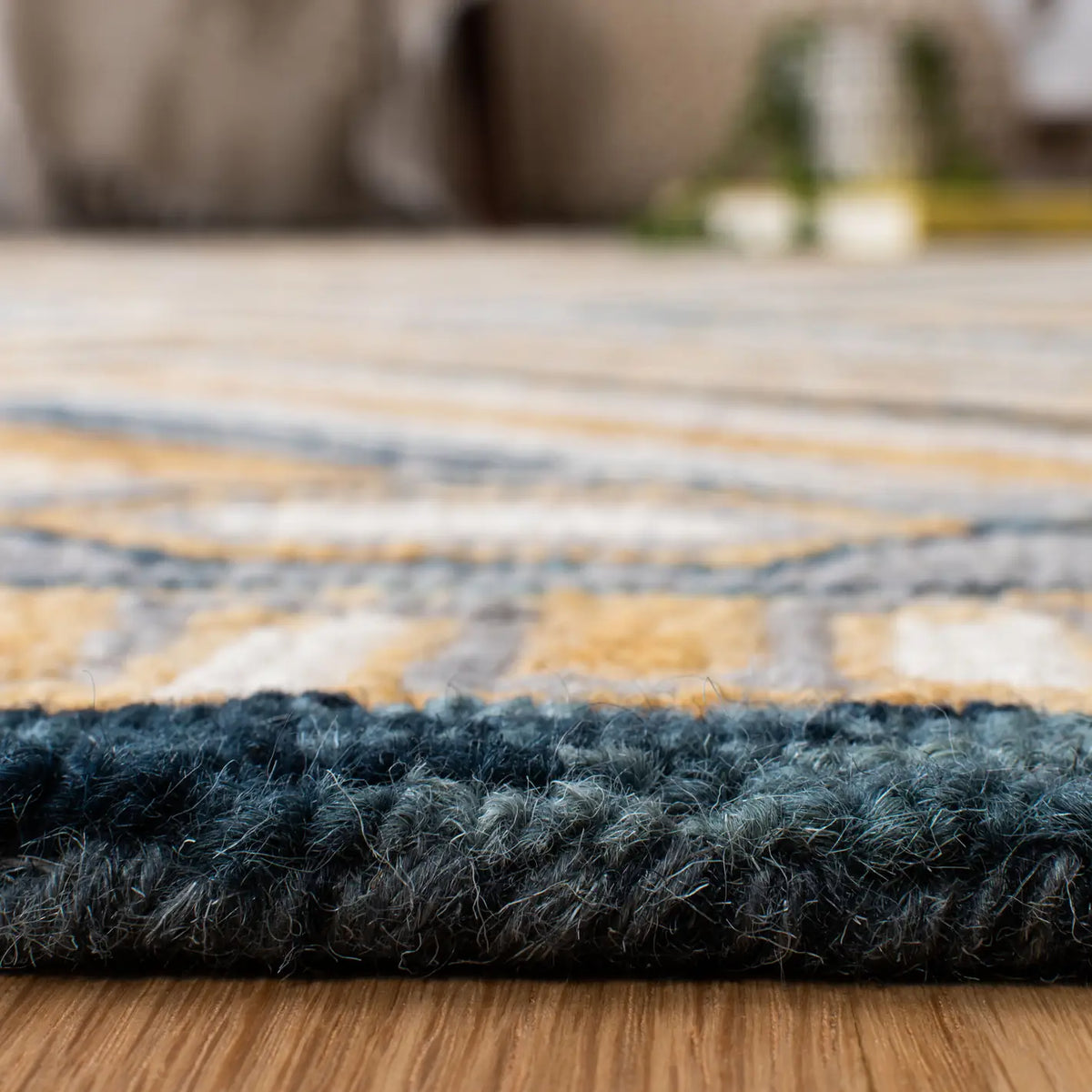 Safavieh Aspen 4'-0" x 6'-0" Rug in Navy / Gold