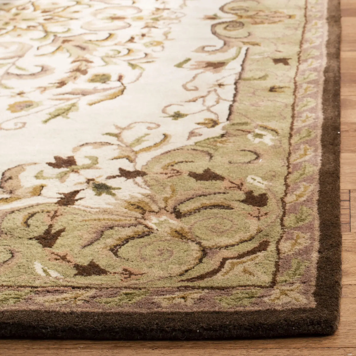 Safavieh Heritage 4'-0" x 6'-0" Rug in Beige / Green