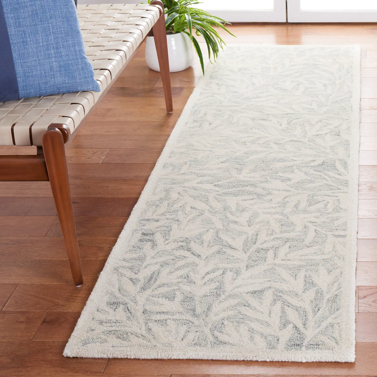 Safavieh Jardin 2'-3" x 8'-0" Rug in Light Grey / Ivory