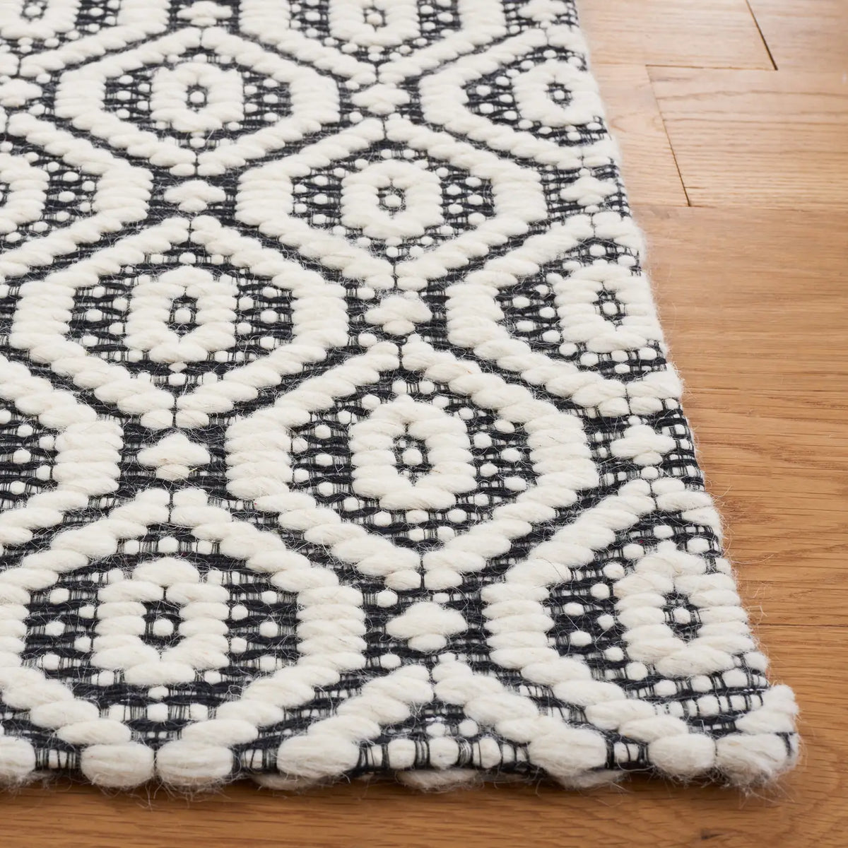 Safavieh Marbella 4'-0" x 6'-0" Rug in Black / Ivory