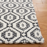 Safavieh Marbella 4'-0" x 6'-0" Rug in Black / Ivory