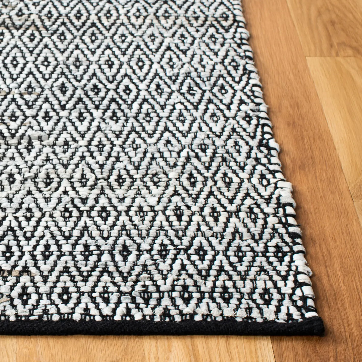 Safavieh Vintage Leather 4'-0" x 6'-0" Rug in Light Grey / Grey