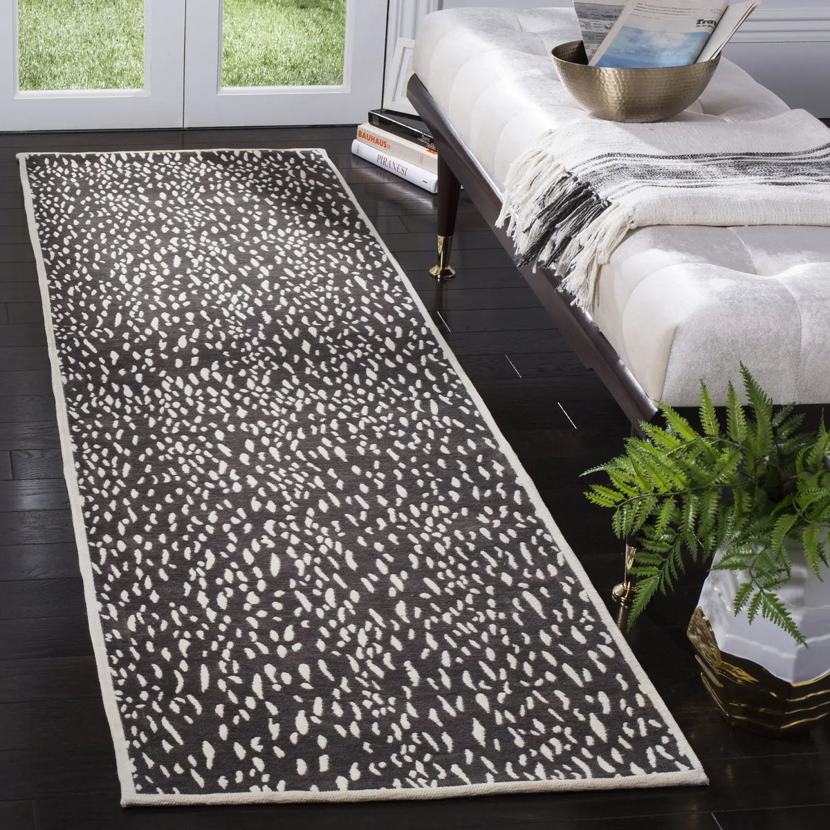 Safavieh Marbella 2'-3" x 6'-0" Rug in Dark Grey / Ivory