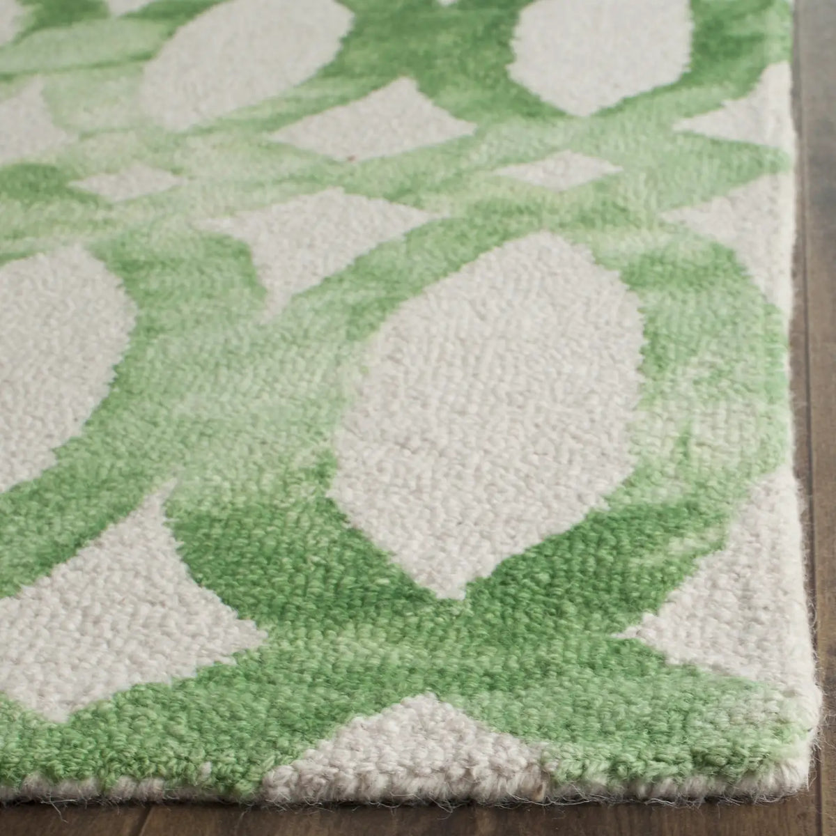 Safavieh Dip Dye 2'-3" x 6'-0" Rug in Ivory / Green