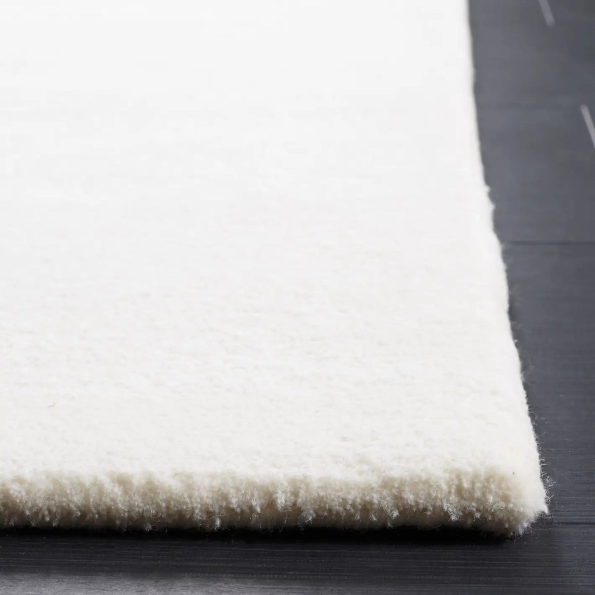 Safavieh Fifth Avenue 4'-0" x 6'-0" Rug in Ivory