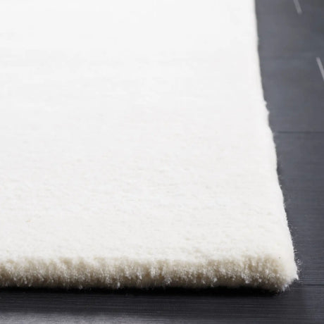 Safavieh Fifth Avenue 4'-0" x 6'-0" Rug in Ivory