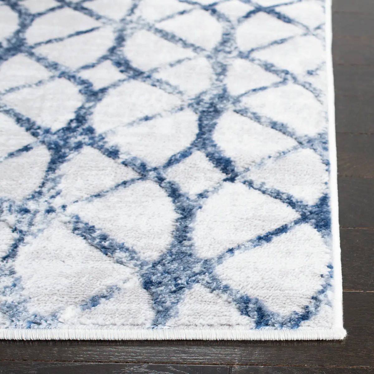 Safavieh Amelia 700 4'-0" x 6'-0" Rug in Grey / Navy