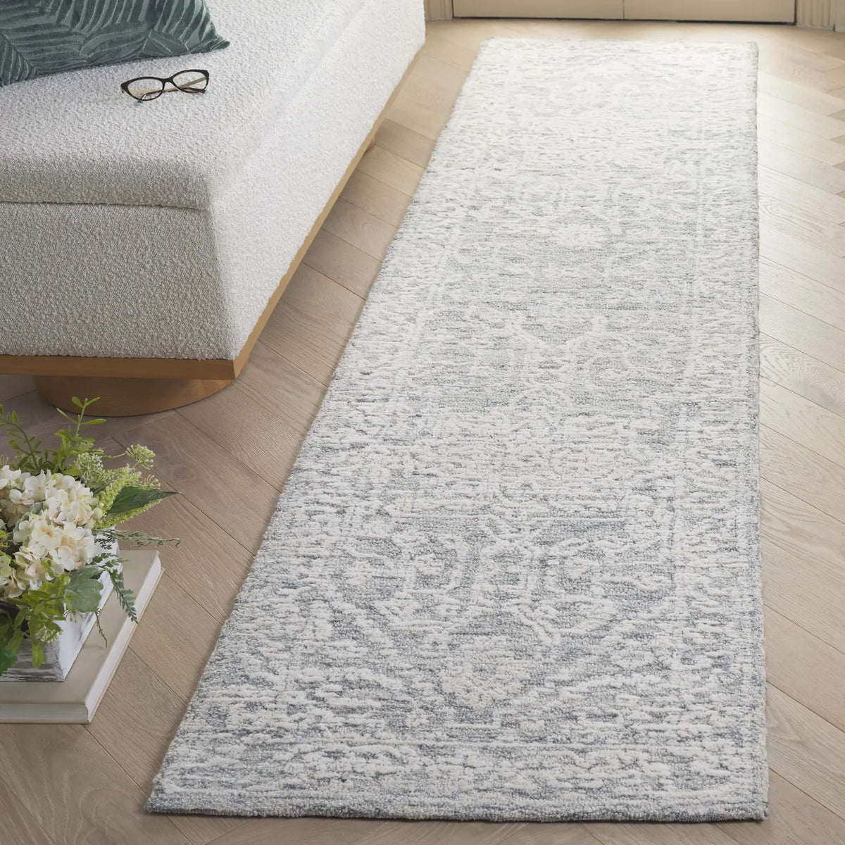 Safavieh Ebony 2'-3" x 9'-0" Rug in Ivory / Grey