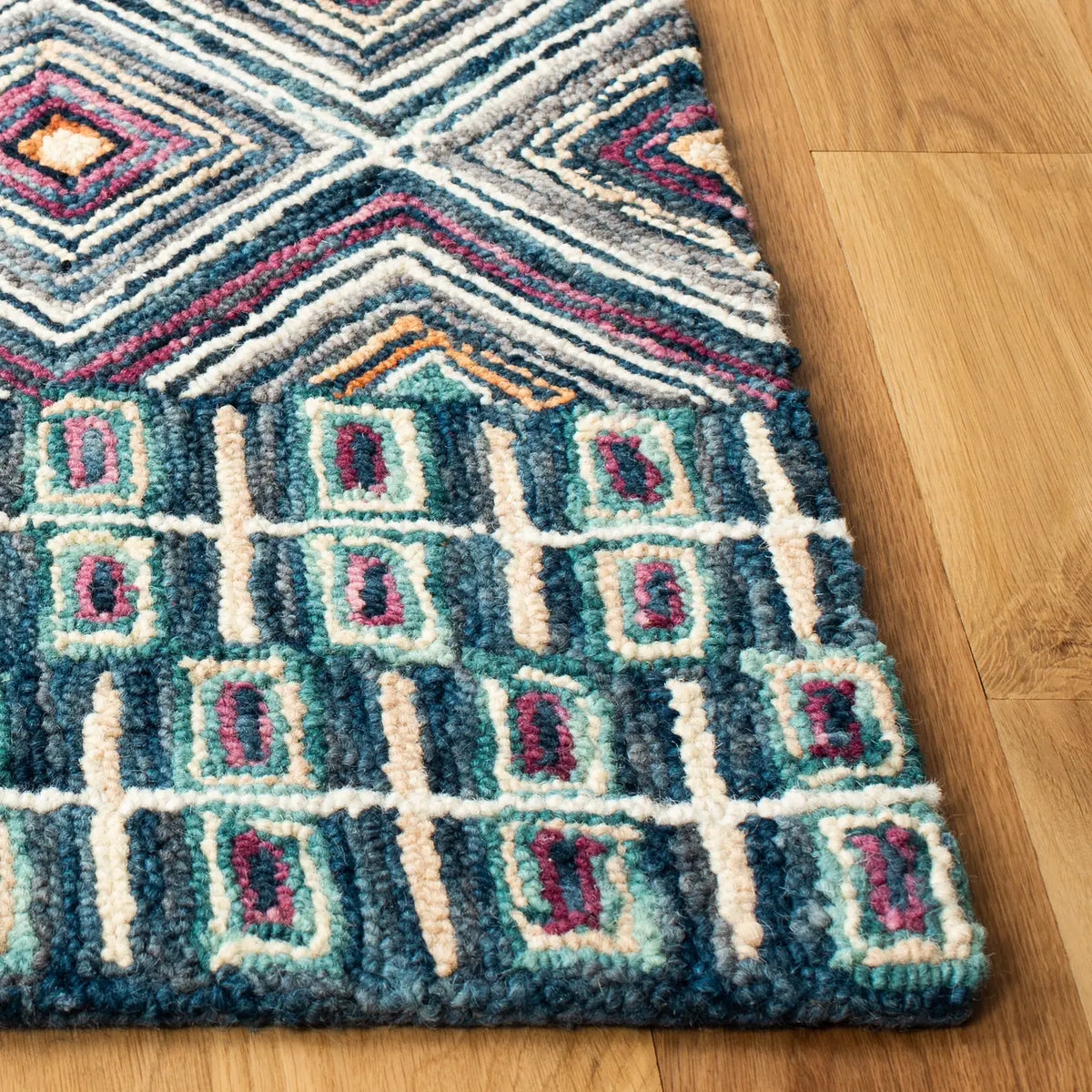 Safavieh Aspen 4'-0" x 6'-0" Rug in Blue / Red