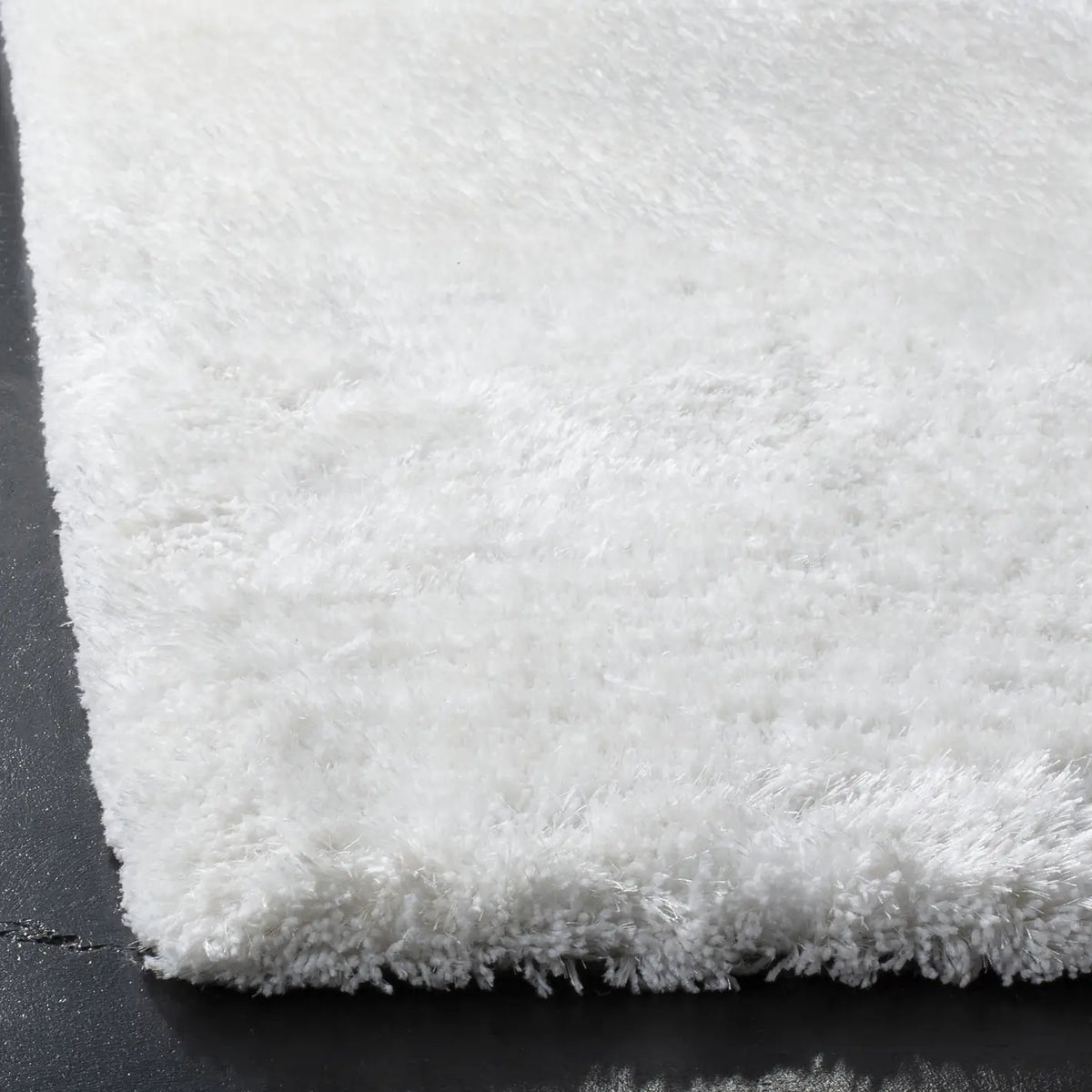 Safavieh Sg-Sbs-South Beach Shag 5'-0" x 7'-0" Rug in Snow White