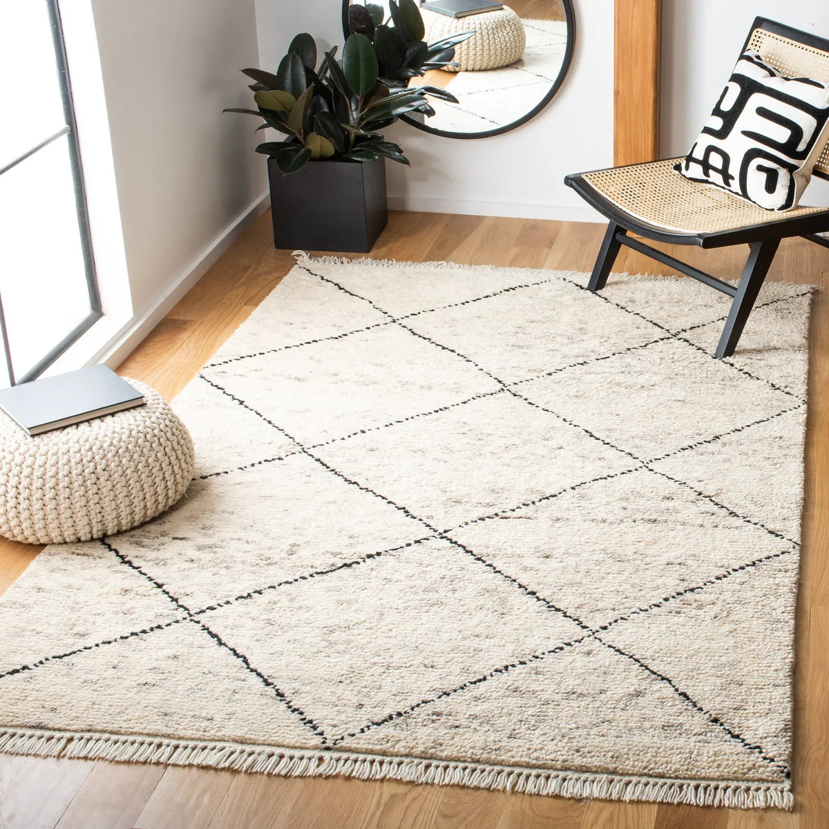 Safavieh Casablanca 4'-0" x 6'-0" Rug in Ivory / Black