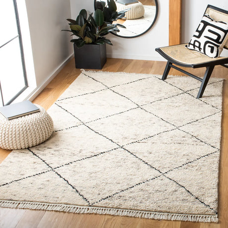 Safavieh Casablanca 4'-0" x 6'-0" Rug in Ivory / Black