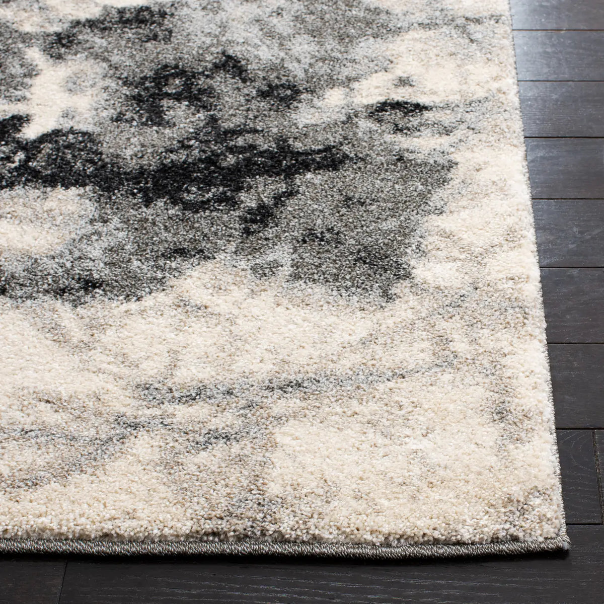 Safavieh Retro 5'-3" x 8'-0" Rug in Cream / Grey