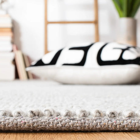 Safavieh Natura 4'-0" x 6'-0" Rug in Silver