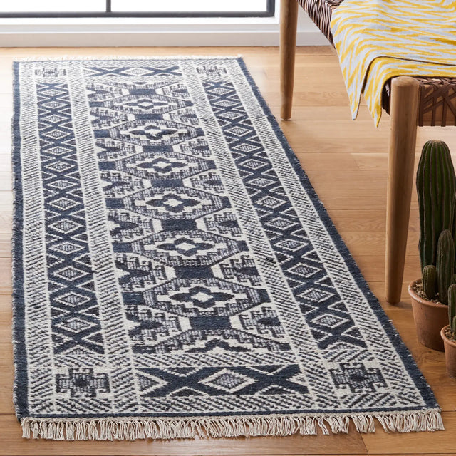 Safavieh Kilim 2'-3" x 7'-0" Rug in Black / Ivory