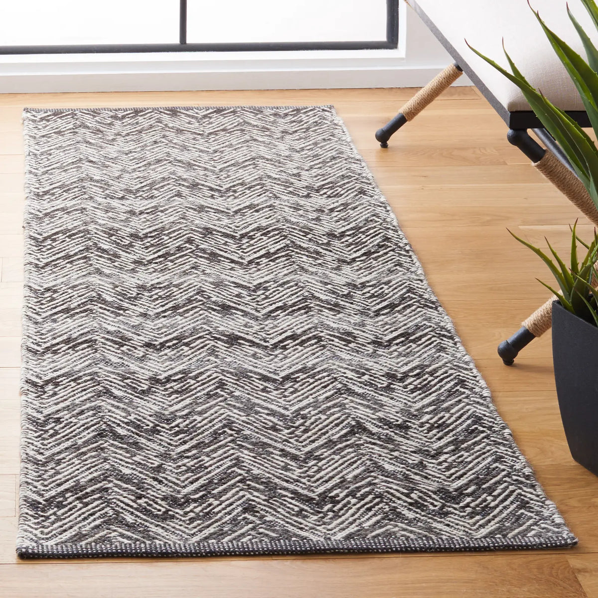 Safavieh Kilim 2'-3" x 7'-0" Rug in Brown / Charcoal