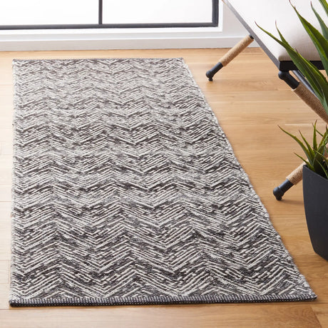 Safavieh Kilim 2'-3" x 7'-0" Rug in Brown / Charcoal
