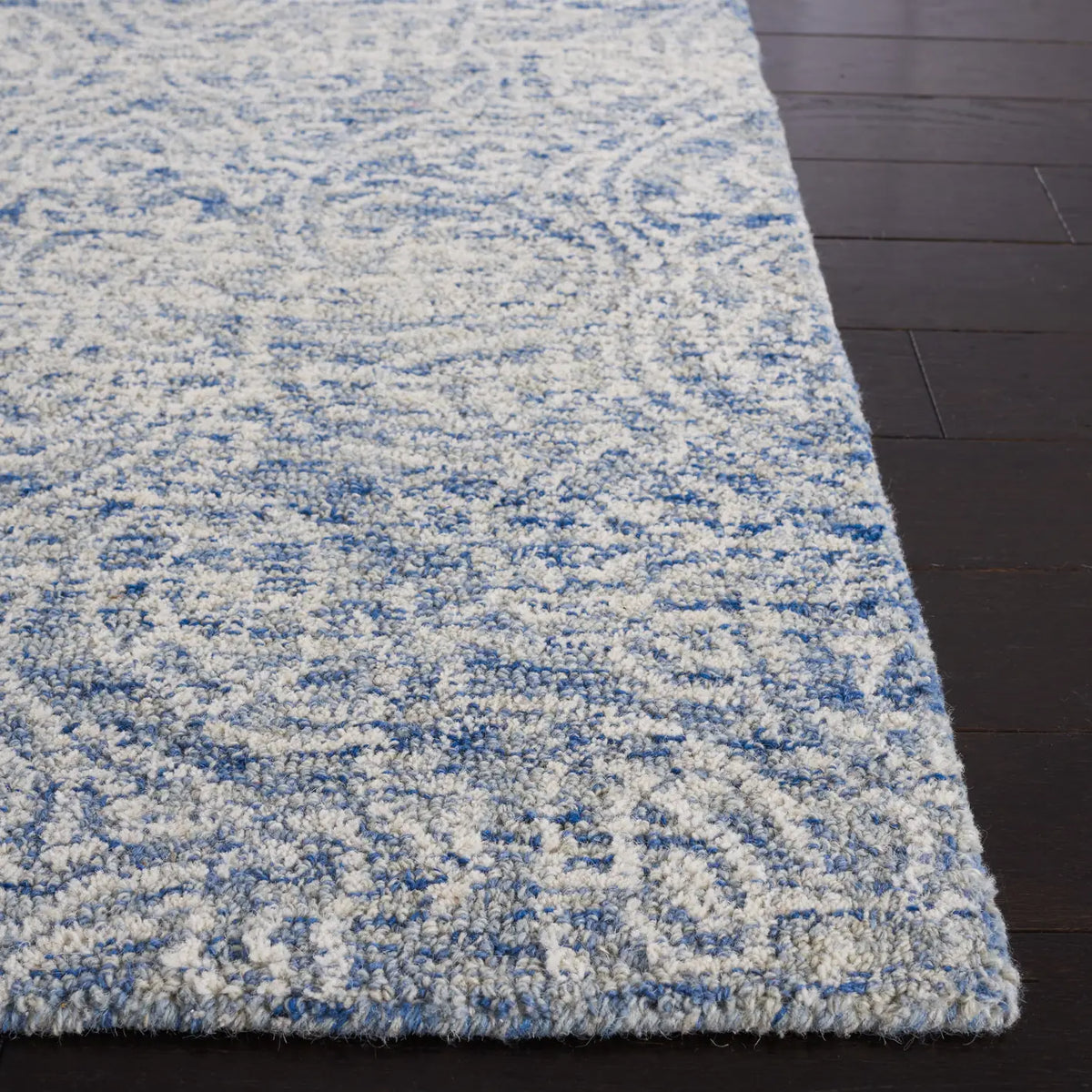 Safavieh Metro 4'-0" x 6'-0" Rug in Blue / Ivory