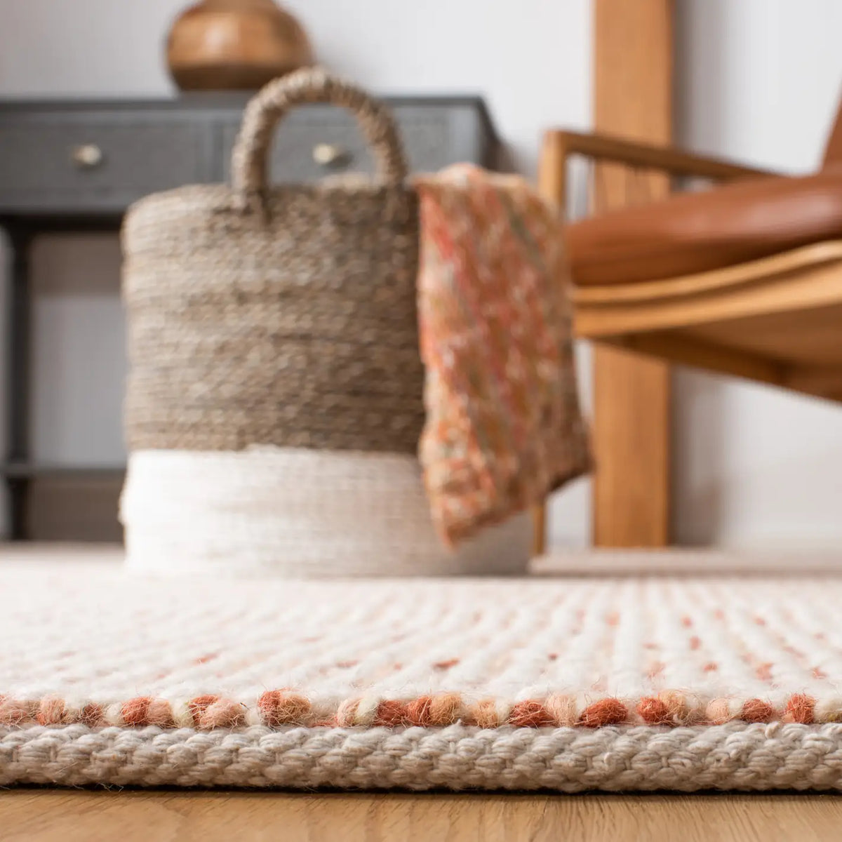 Safavieh Vermont 4'-0" x 6'-0" Rug in Ivory / Rust