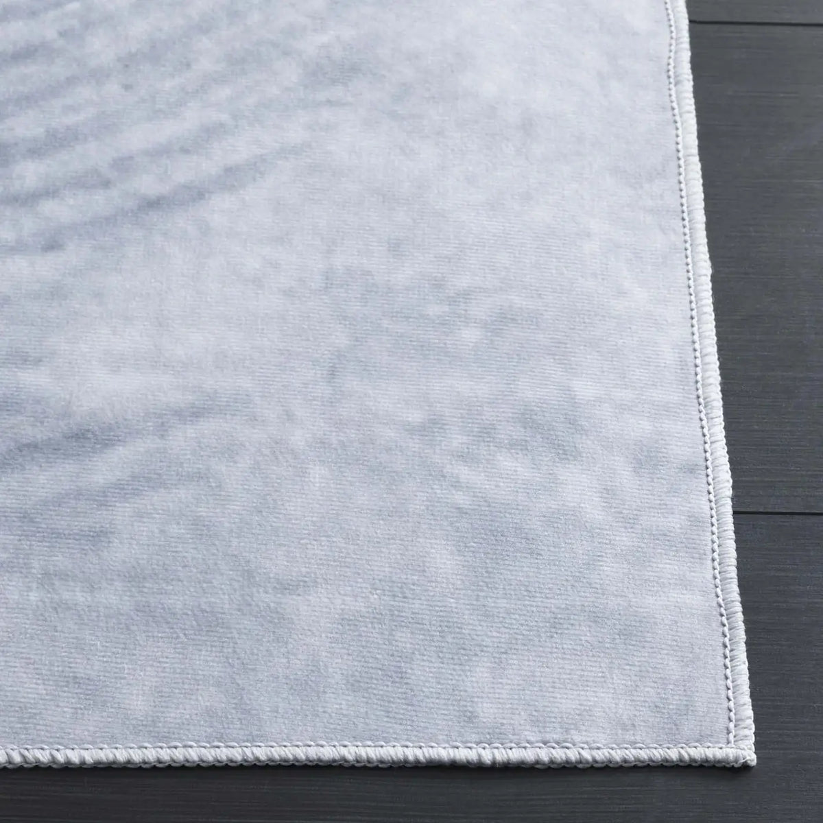 Safavieh Malibu 4'-0" x 6'-0" Rug in Grey