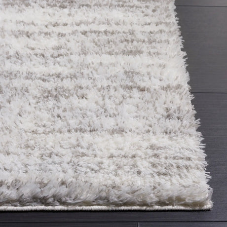 Safavieh Tahoe Shag 4'-0" x 6'-0" Rug in Ivory / Grey