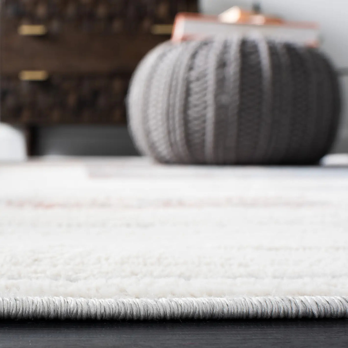 Safavieh Shivan 100 4'-0" x 6'-0" Rug in Ivory / Rust