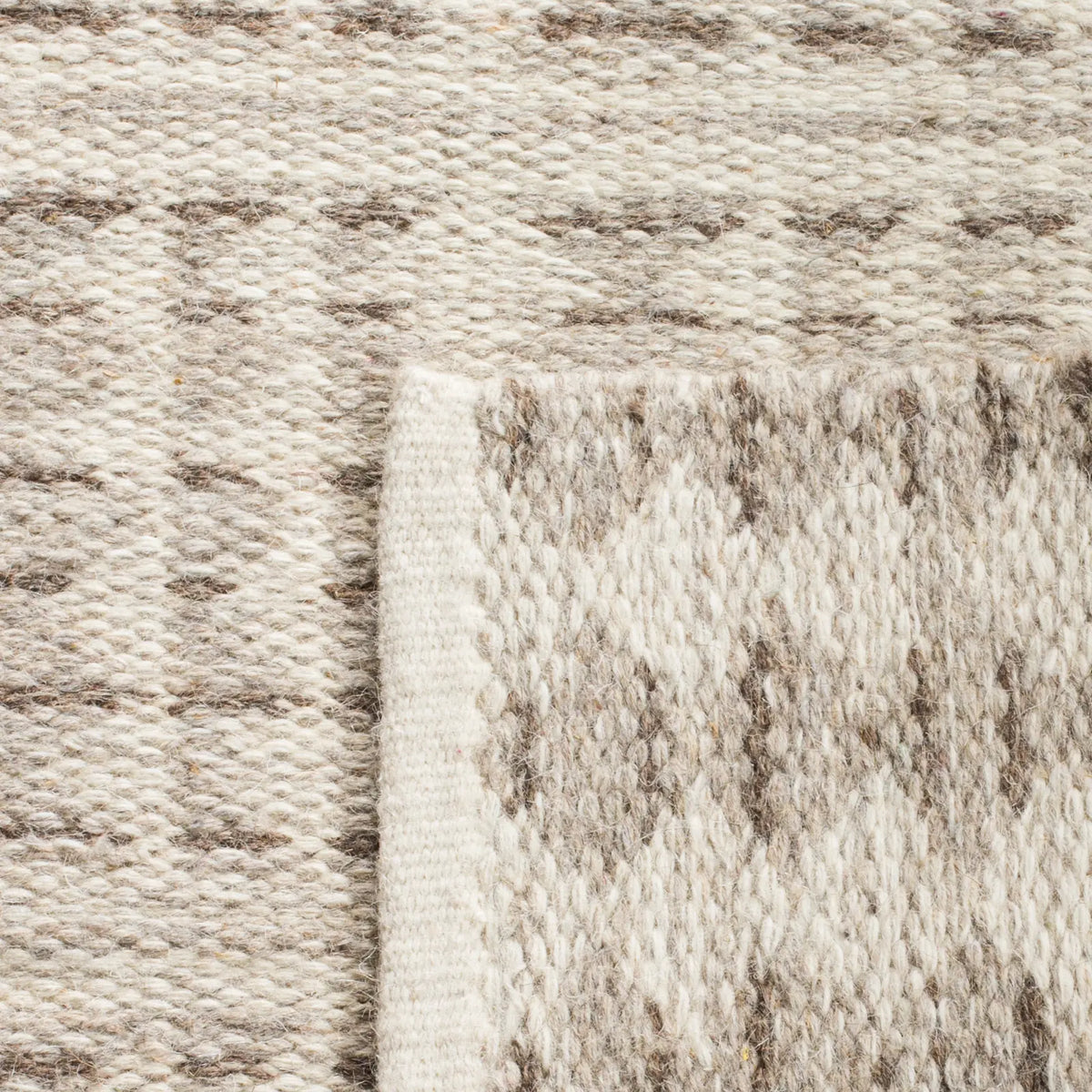 Safavieh Kilim 4'-0" x 6'-0" Rug in Ivory / Light Grey