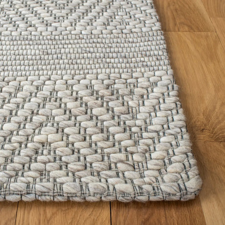 Safavieh Marbella 4'-0" x 6'-0" Rug in Beige / Light Grey