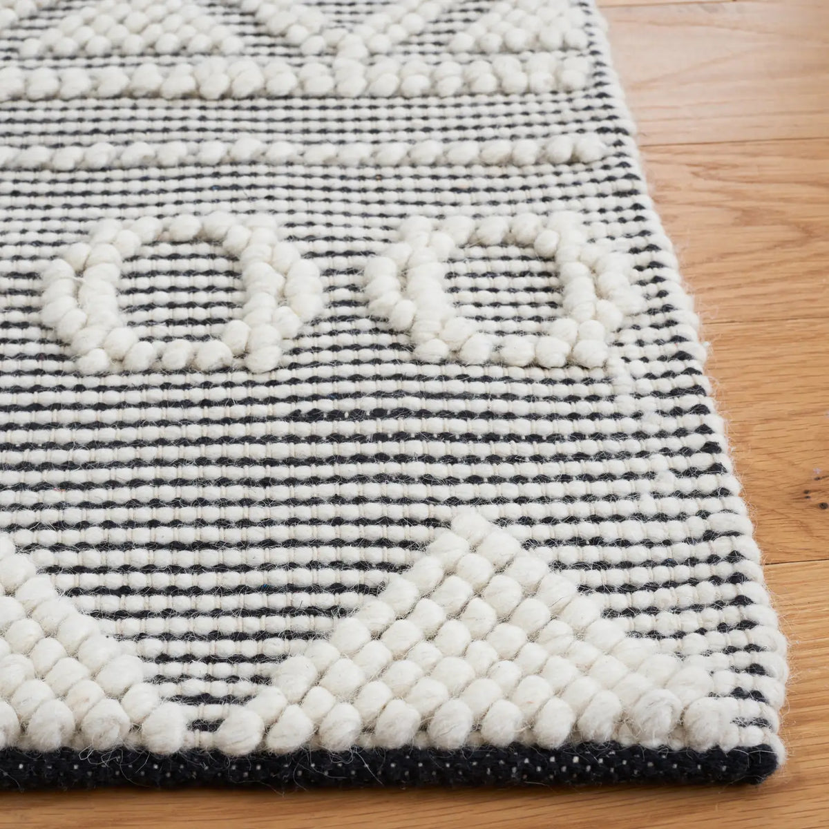 Safavieh Natura 4'-0" x 6'-0" Rug in Black / Ivory
