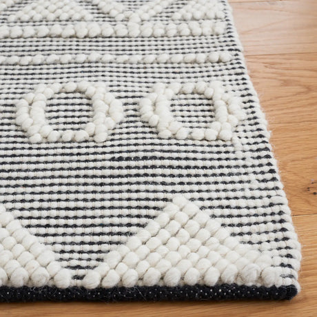 Safavieh Natura 4'-0" x 6'-0" Rug in Black / Ivory