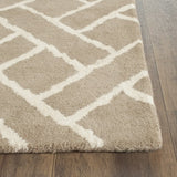 Safavieh Chatham 2'-3" x 7'-0" Rug in Beige / Ivory