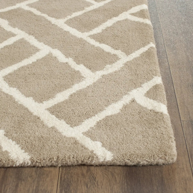 Safavieh Chatham 2'-3" x 7'-0" Rug in Beige / Ivory