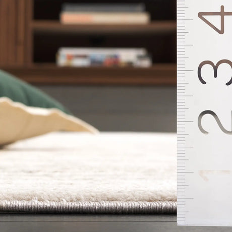 Safavieh Selena 4'-0" x 6'-0" Rug in Beige