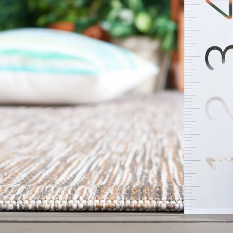 Safavieh Courtyard 4'-0" x 5'-7" Rug in Ivory / Beige Grey