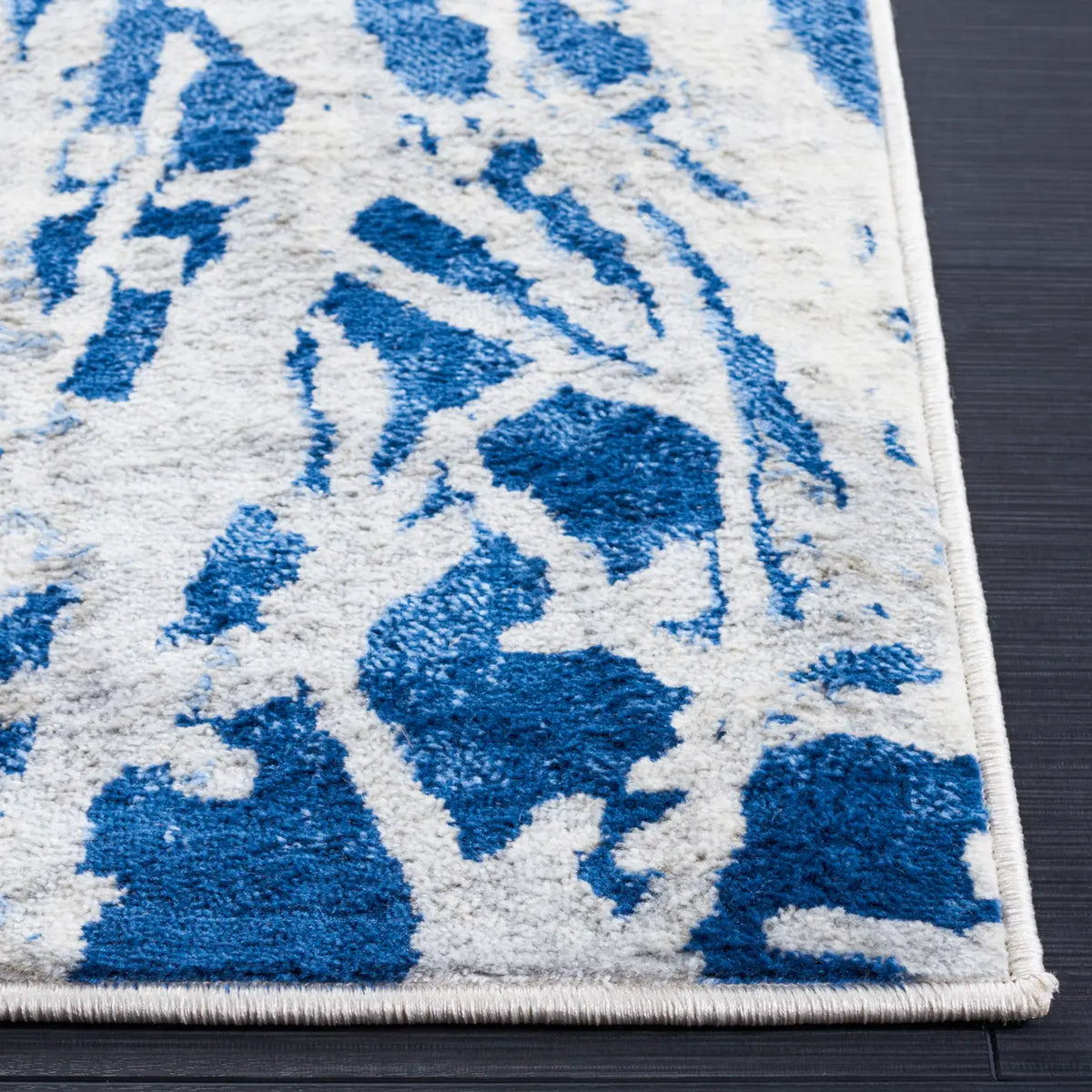 Safavieh Jasper 100 4'-0" x 6'-0" Rug in Navy / Ivory