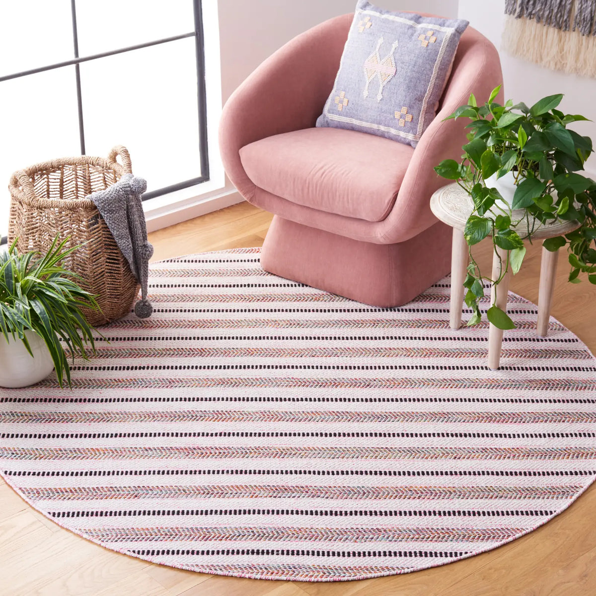 Safavieh Montauk 6'-0" x 6'-0" Rug in Pink / Ivory