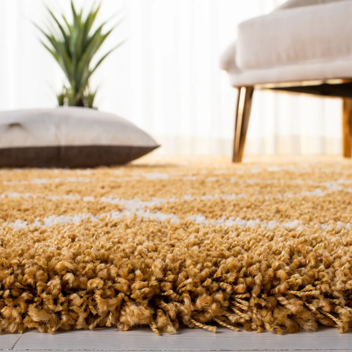 Safavieh Hudson Shag 4'-0" x 6'-0" Rug in Gold / Ivory
